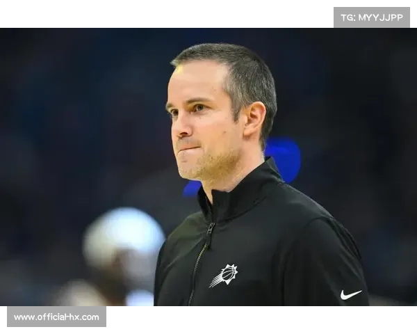 场边趣事：太阳主帅与裁判理论吃T，球迷掌声调侃